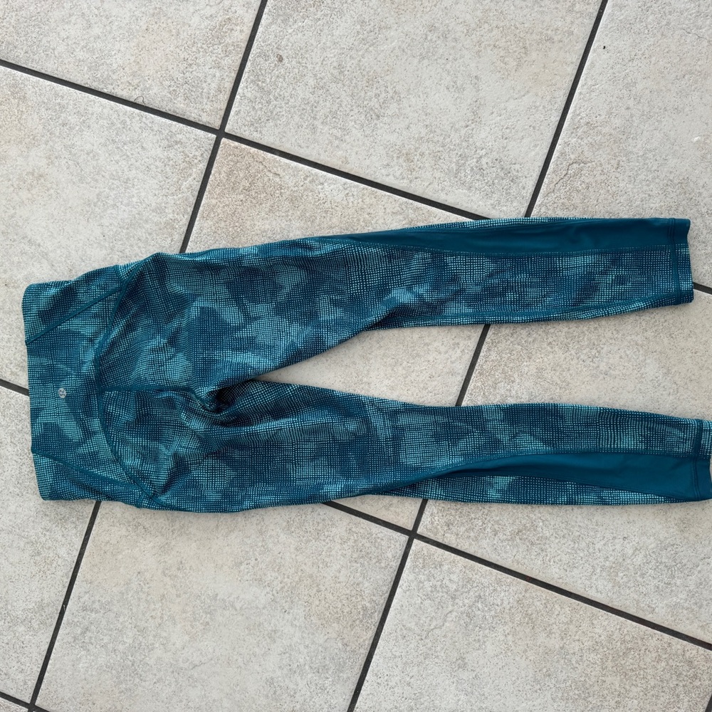 Like new lululemon legging size 4. Above ankle inseam.